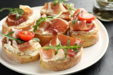 Krem peynirli, jambonlu, domatesli ve roka soslu nefis bruschettalar.