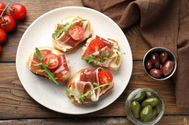 Krem peynirli, jambonlu, domatesli, roka ve zeytinli nefis bruschetalar.
