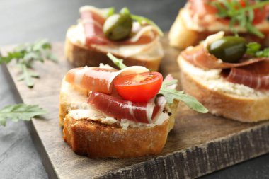 Krem peynirli, jambonlu, yeşil zeytinli, domatesli ve roka soslu nefis bruschetalar.