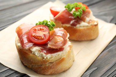 Krem peynirli, jambonlu, domatesli ve maydanozlu nefis bruschettalar.