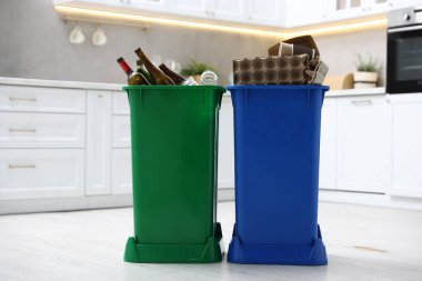 Mutfaktaki çöp bidonlarında. Atık sıralama