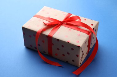 Mavi arka planda güzel bir hediye kutusu, yakın plan.