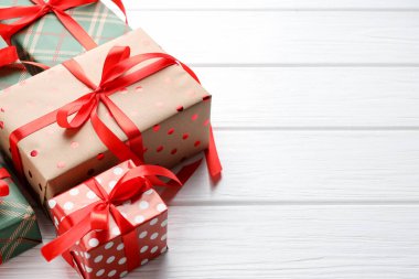 Beyaz ahşap masada güzel hediye kutuları, metin için yer