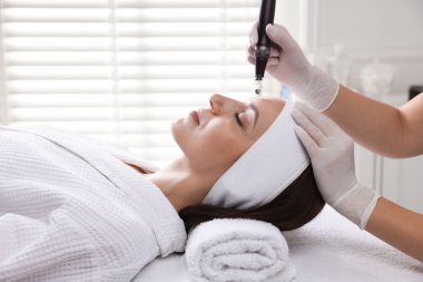 Güzellik salonunda mikro işlem gören bir kadın, yakın plan.