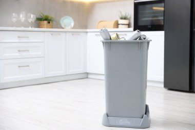 Mutfaktaki çöp kutusunda çöp, mesaj atmak için yer var. Atık sıralama