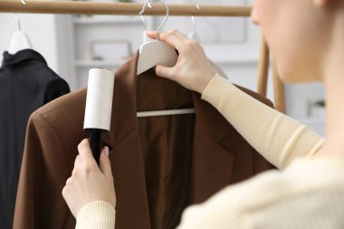 Tiftik silindirli kadın ceketi, yakın plan.