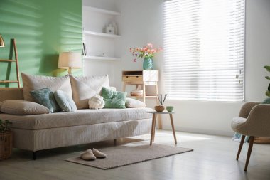 Rahat kanepe ve dekorlu oturma odası. İç tasarım