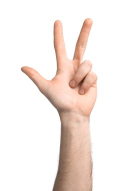 Beyaz arka planda üç parmak gösteren adam, yakın plan.