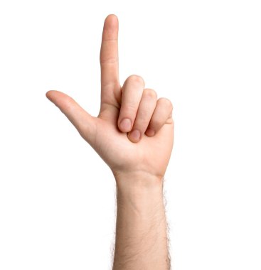 Beyaz arkaplanda bir şeye bakan adam, yakın plan.