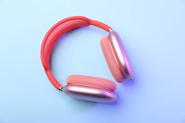 Açık mavi arka planda şık kulaklıklar, üst görünüm
