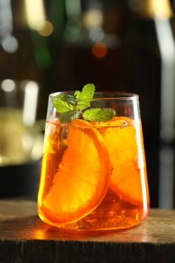 Bardaki ahşap masada taze sodalı kokteyl, yakın plan.