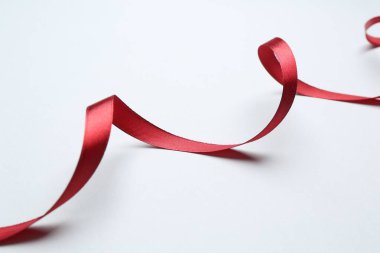 Işık arkaplanda güzel kırmızı kurdele, yakın plan