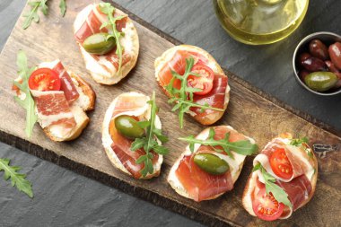 Krem peynirli, jambonlu, yeşil zeytinli, domatesli ve roka soslu nefis bruschetalar.