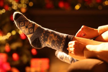 Kadın evde rahat çoraplar giyiyor, yakın plan.