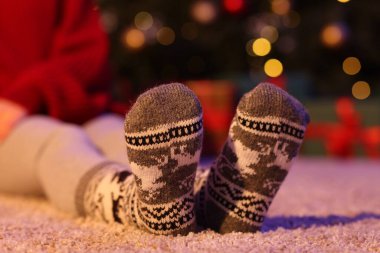 Evde rahat çoraplar giyen bir kadın, yakın plan.