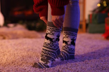 Evde rahat çoraplar giyen bir kadın, yakın plan.