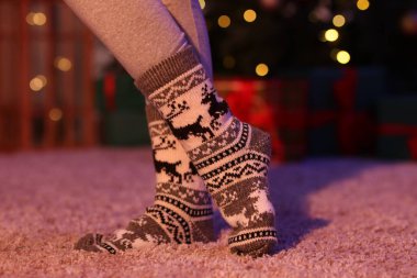 Evde rahat çoraplar giyen bir kadın, yakın plan.