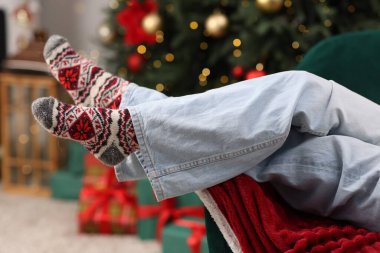 Evde rahat çoraplar giyen bir kadın, yakın plan.