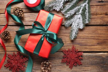 Noel hediyesi ve ahşap masanın üstünde şenlikli bir dekor, düz bir şekilde yatıyordu. Metin için boşluk