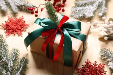 Hediye kutusu ve Noel dekoru ahşap masada, yakın plan.