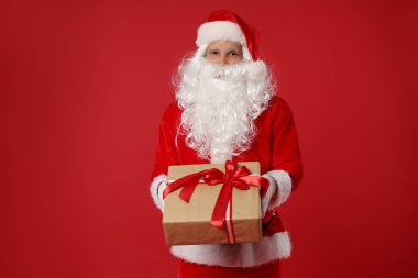 Kırmızı arka planda Noel hediyesi olan Noel Baba