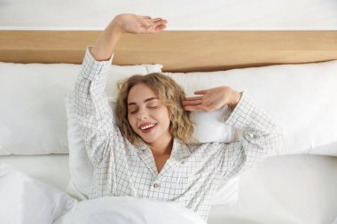 Yatakta uzanan bir kadın, üst manzara.