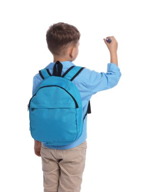 Beyaz arkaplan, arka plan üzerinde işaret olan bir şey çizen çocuk