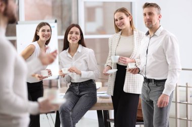 Mola sırasında kahve içen meslektaşlar.