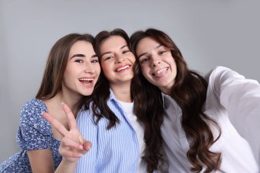 Mutlu arkadaş selfie gri arka plan üzerine alarak