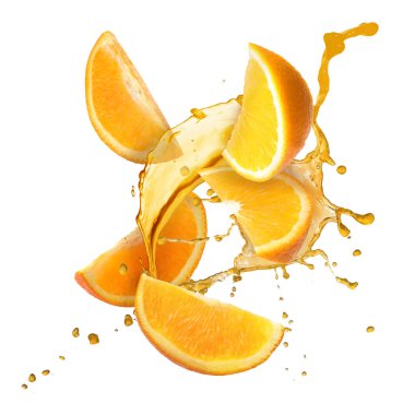 Beyaz arka planda portakal suyu damlatan portakal parçaları