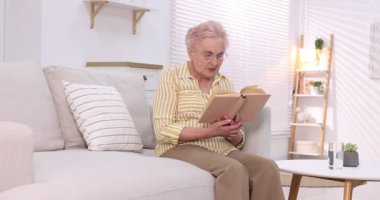 Evde avuç içi ağrısından muzdarip son sınıf öğrencisi bir kadın. Romatizma belirtileri