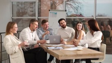 Mola sırasında kahve içen meslektaşlar.