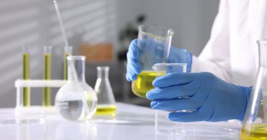 Laboratuvarda motor yağı kalitesini kontrol eden bilim adamı, yakın plan.