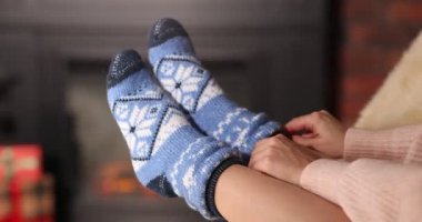 Kadın evde rahat çoraplar giyiyor, yakın plan.