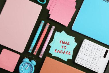 Metin Zamanı ile kağıt not bağlanma ve karatahta kırtasiye, düz yatıyordu