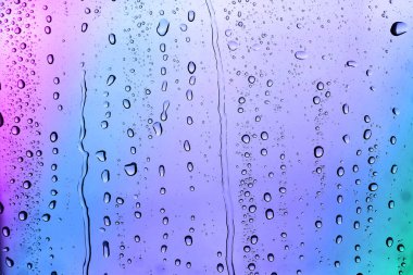 Su damlalı cam yüzey, yakın görüş.