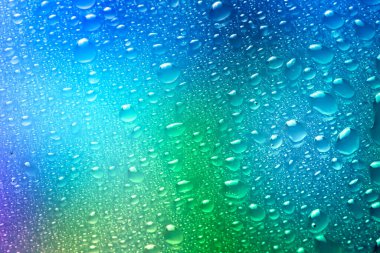 Su damlalı cam yüzey, yakın görüş.