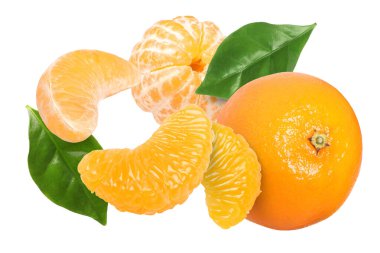 Beyaz arka planda taze, sulu mandalinalar uçuşuyor.