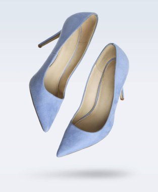 Beyaz arka planda mavi, yüksek topuklu ayakkabılar.