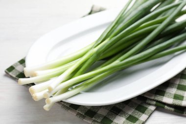 Taze taze taze soğanlar beyaz ahşap masada, yakın plan.