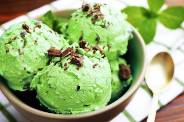 Nefis naneli çikolatalı dondurma, kaşık ve havlu ahşap masada, yakın plan.