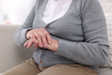 Evde avuç içi ağrısı çeken son sınıf öğrencisi kadın, yakın çekim. Romatizma belirtileri