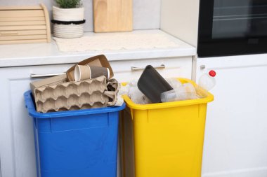 Mutfaktaki çöp bidonlarında çöp, yakın plan. Atık sıralama