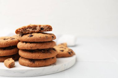 Işık masasında nefis çikolatalı kurabiyeler, yakın plan. Metin için boşluk