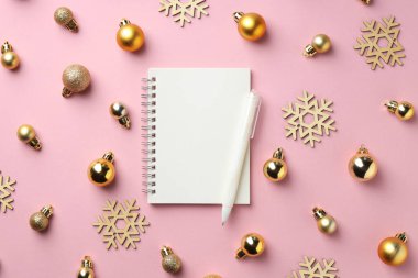 Yeni yıl hedefleri. Pembe arka planda planlayıcı, kalem ve şenlikli dekor, düz konum