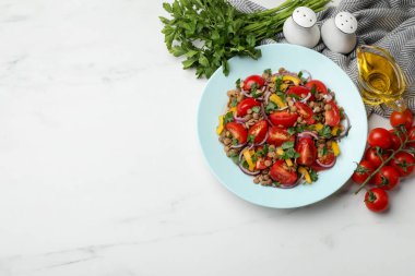 Lezzetli mercimek salatası ve beyaz mermer masa üzerindeki malzemeler, düz yatak. Metin için boşluk