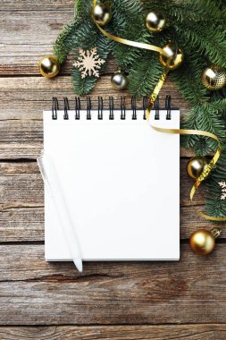 Yeni yıl hedefleri. Boş planlayıcı, kalem ve şenlikli dekor Tahta masa, düz yatıyordu