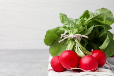 Açık gri masada taze turplar, yakın plan. Metin için boşluk