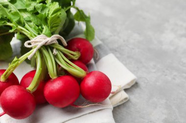 Açık gri masada taze turplar, yakın plan. Metin için boşluk