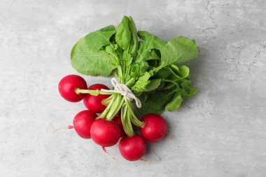 Açık gri masada taze turplar, üst manzara.